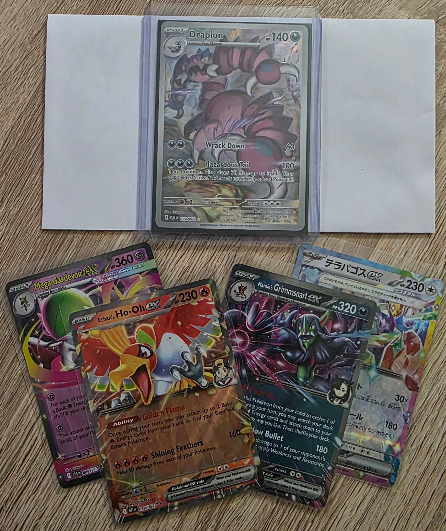 Pokémon Mystery Collector Tin – 300 Cards + 4 Guaranteed ex Cards + 1 Special Illustration/Full Art