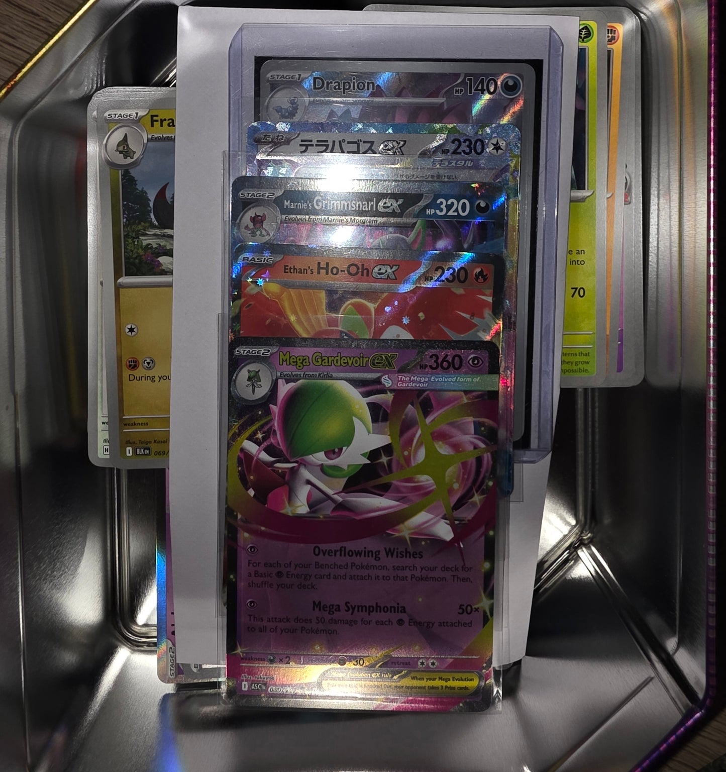 Pokémon Mystery Collector Tin – 300 Cards + 4 Guaranteed ex Cards + 1 Special Illustration/Full Art